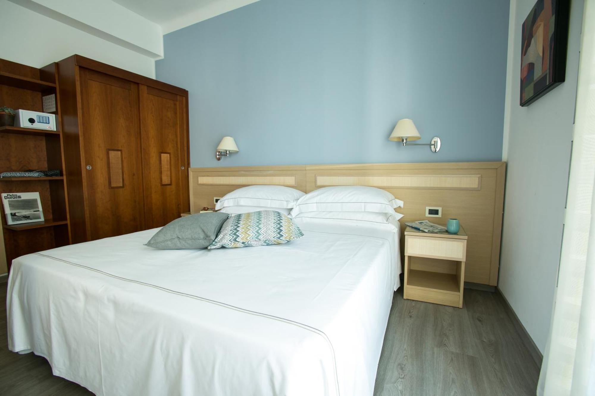 Hotel Arc En Ciel Диано Марина Екстериор снимка